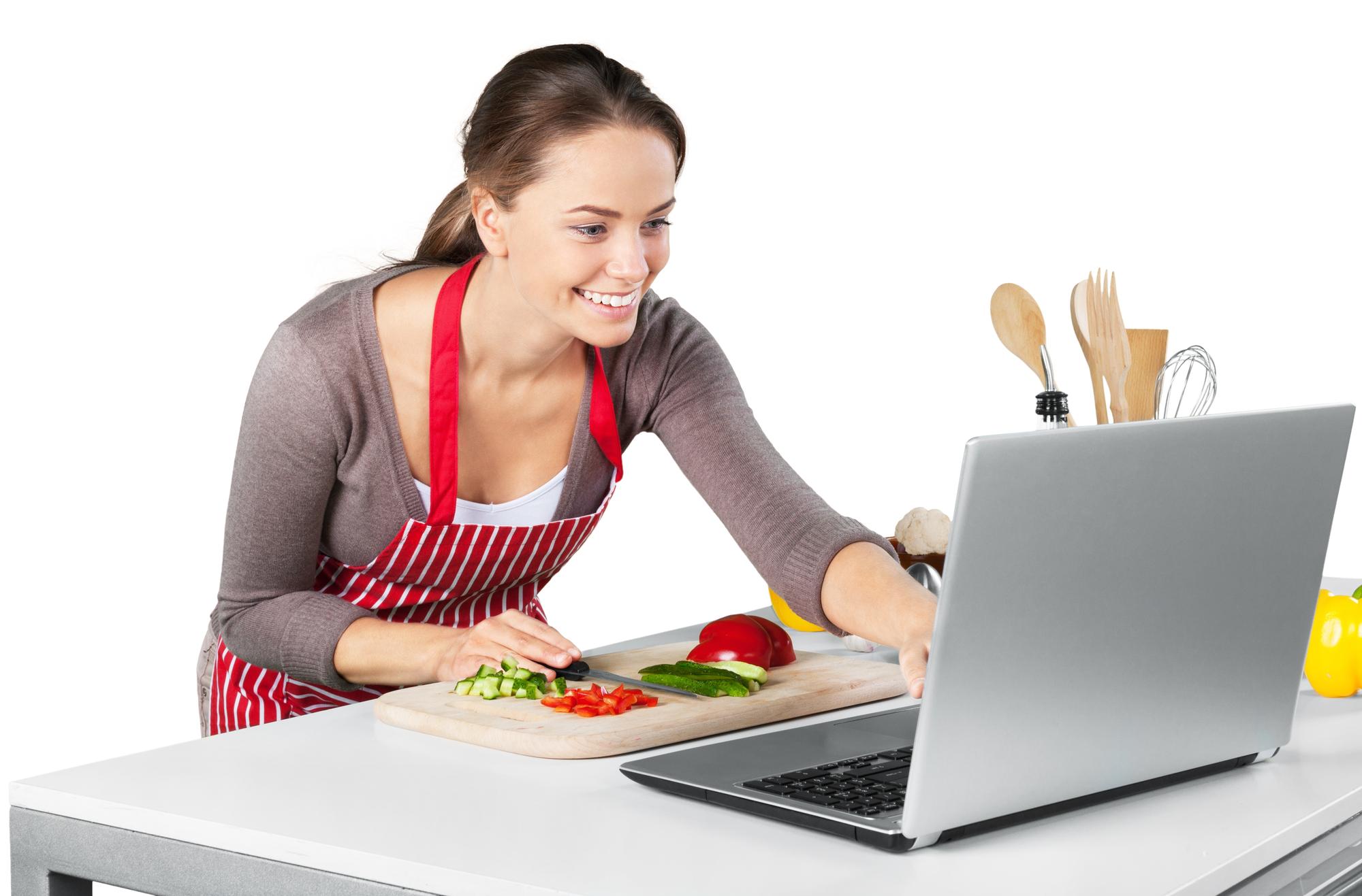 Studente segue le istruzioni su schermo in cucina domestica