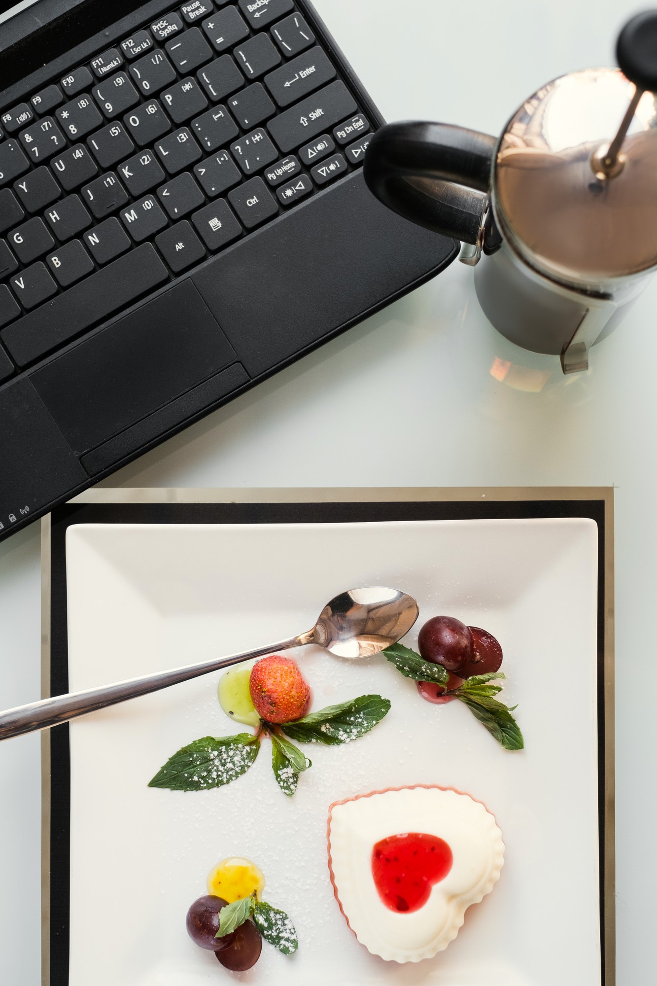 Tavolo con impiattamento professionale e dettagli